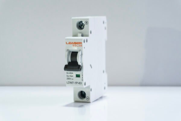 Breaker 1P 250VDC 16A, 20A, 32A, 40A, 50A, 63A LEADER - Imagen 2